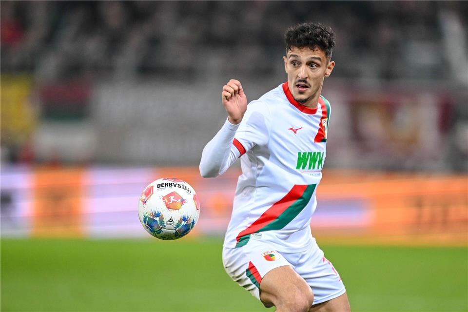 Dimitrios Giannoulis vom FC Augsburg zieht es zurück in seine Heimat Griechenland. (Archivbild)Harry Langer/dpa