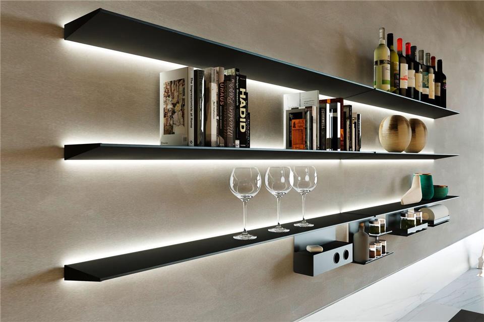 Dimmbare LED-Lichtleisten unter Regalen sorgen für eine schöne Lichtstimmung in der Küche.AMK/dpa-tmn