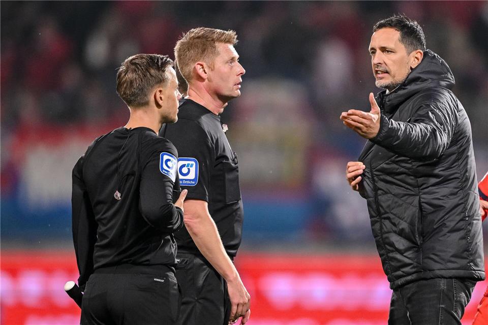 Dino Toppmöller übt nach dem Remis in Heidenheim heftige Kritik am Schiedsrichter.Harry Langer/dpa