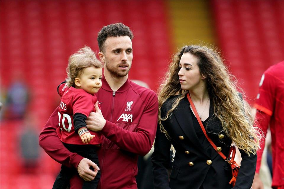 Diogo Jota und seine langjährige Partnerin Rute Cardoso im Jahr 2022 mit einem ihrer drei Kinder.Peter Byrne/PA Wire/dpa