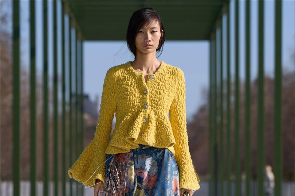 Dior präsentierte ein plüschig-gelbes Peplum-Jäckchen mit markanten Ärmeln auf dem Laufsteg in Paris.Dior/dpa-tmn