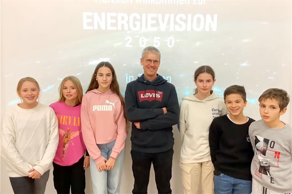 Diplom-Biologe Stefan Simonis mit Schülern und Schülerinnen der Weseker Realschule.