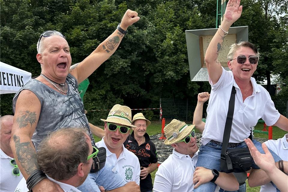 Direkt nach dem entscheidenden Schuss lassen sich Ralf Lage und Sandra Dutz feiern.