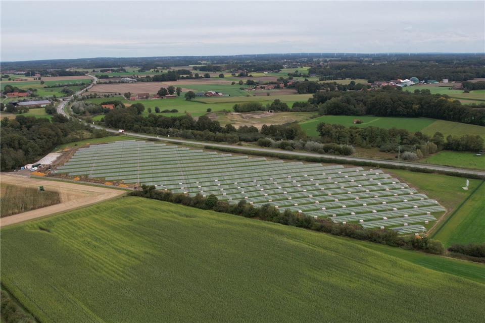 Direkt neben der B67 entsteht Borkens größte Freilichtsolaranlage.