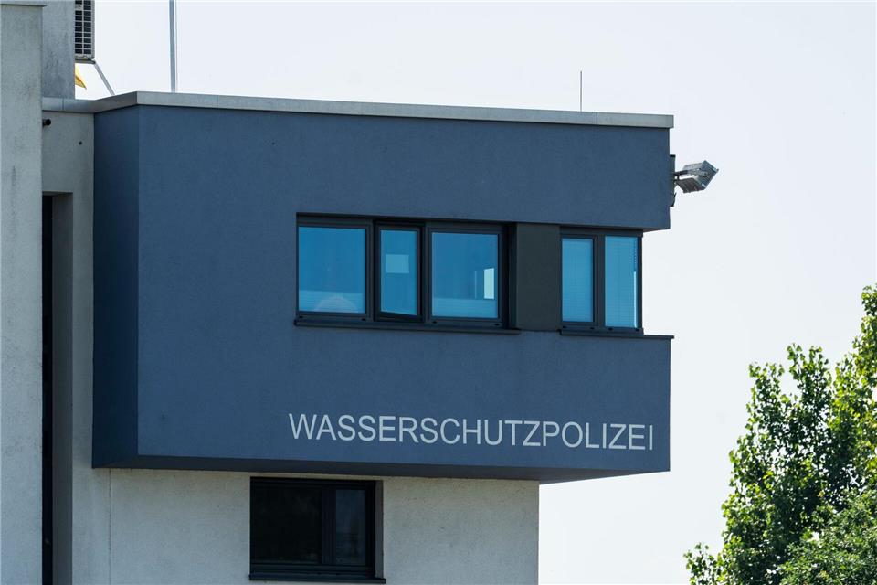 Direkter Rheinblick: Wasserschutzpolizei im südhessischen Gernsheim. (Archivfoto)Andreas Arnold/dpa