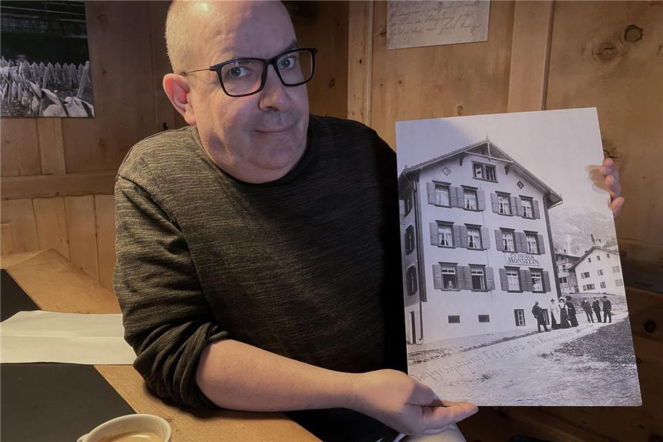 Direktor Benjamin Schibli zeigt ein Bild, das sein Haus, das „Hotel Ducan“, noch als „Curhaus Monstein“ zeigt.Stefan Wei�enborn/dpa-tmn
