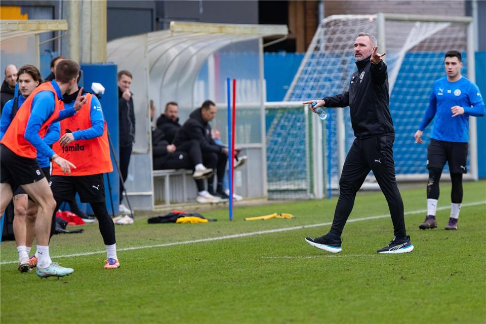Dirigiert die Holstein-Spieler: Kiels neuer Cheftrainer Tim Walter.  Ulrich Perrey/dpa