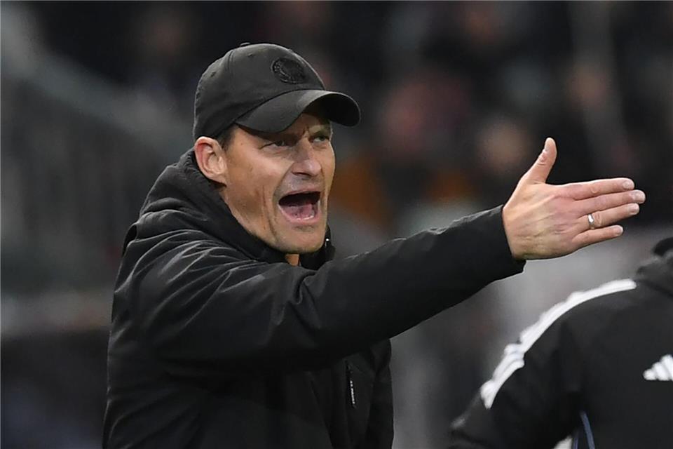 DFB-Pokal: FC St. Pauli gelingt Revanche gegen Hoffenheim  Dirigierte von außen: St. Paulis Trainer Alexander BlessinDaniel Bockwoldt/dpa