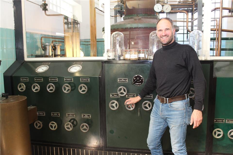 Dirk Böckenhoff in seiner Brennerei: Derzeit ist Alkohol als Desinfektionsmittel gefragt.