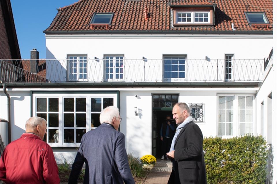 Dirk Böckenhoff (r.) hat die Besucher vor dem Erler Koornhuus begrüßt.