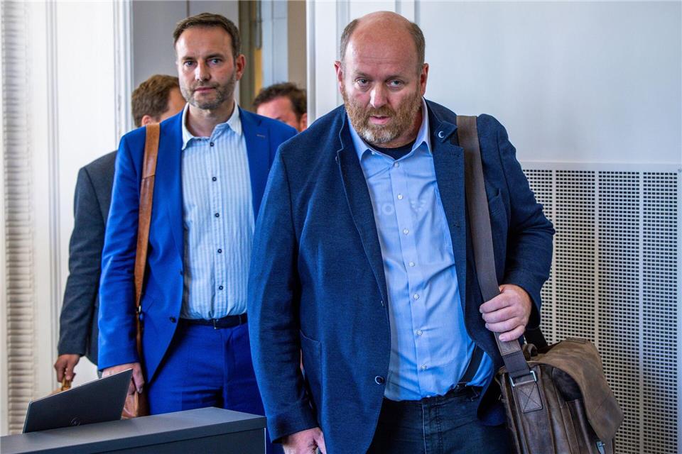 Dirk Bruhn (r), Abgeordneter der Fraktion die Linke im Landtag von Mecklenburg-Vorpommern, und Enrico Schult (l), Abgeordneter der AfD-Fraktion stritten im vorigen Jahre auch vor dem Landgericht Schwerin. (Archivbild)Jens Büttner/dpa