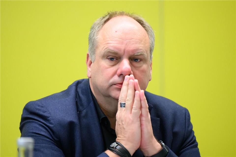 Dirk Hilbert (FDP), Oberbürgermeister der Stadt Dresden. Nach einem Finanzzwischenbericht wird für 2025 ein ungedeckter Fehlbetrag von fast 65 Millionen Euro erwartet. (Archivbild)Robert Michael/dpa