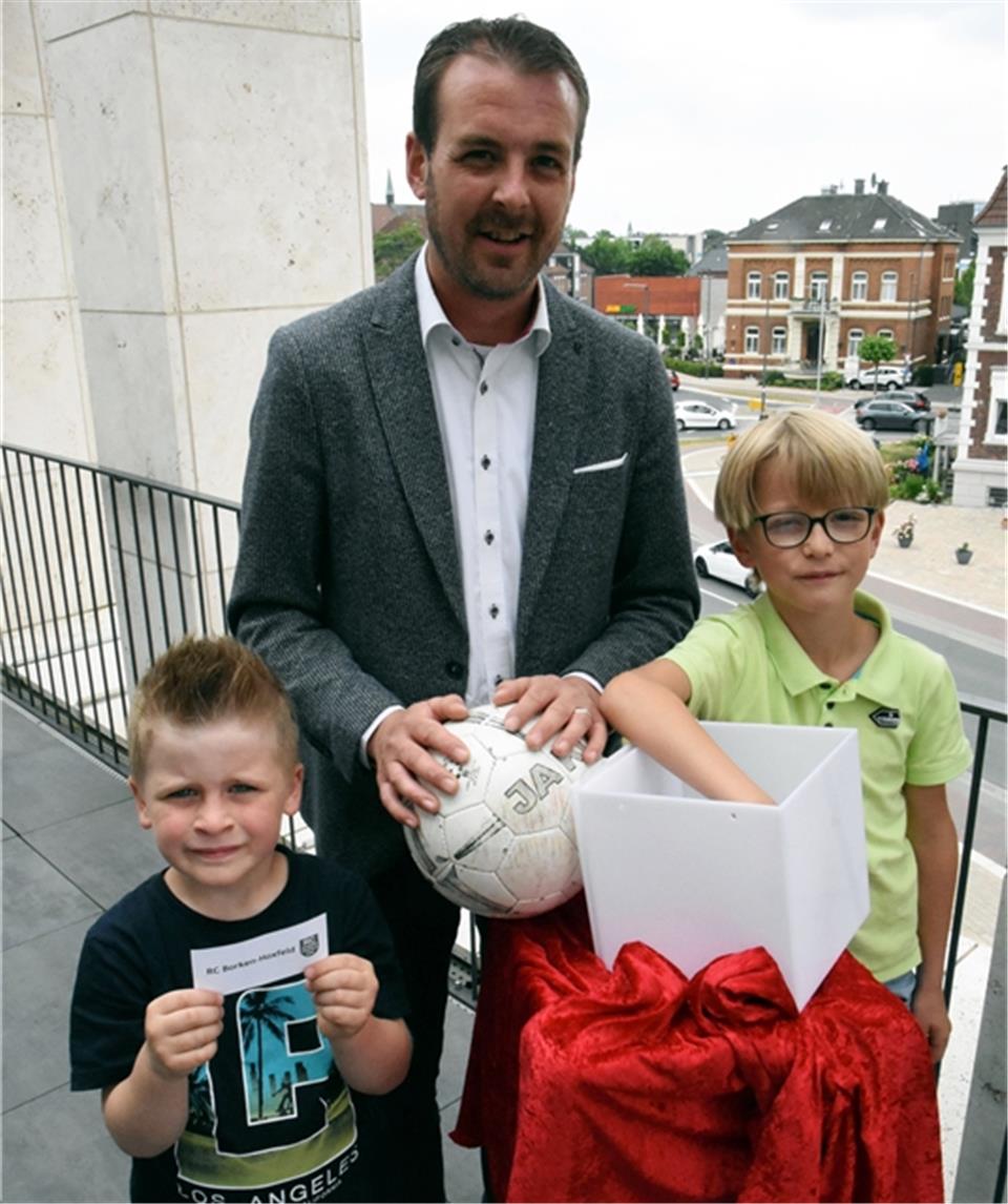 Dirk Hüttemann, Vorstandsmitglied beim RC Borken-Hoxfeld, brachte zur Auslosung der Gruppen für die Fußball-Stadtmeisterschaften junge Verstärkung mit: Sohn Malte (rechts) und Anton Hellenkamp.