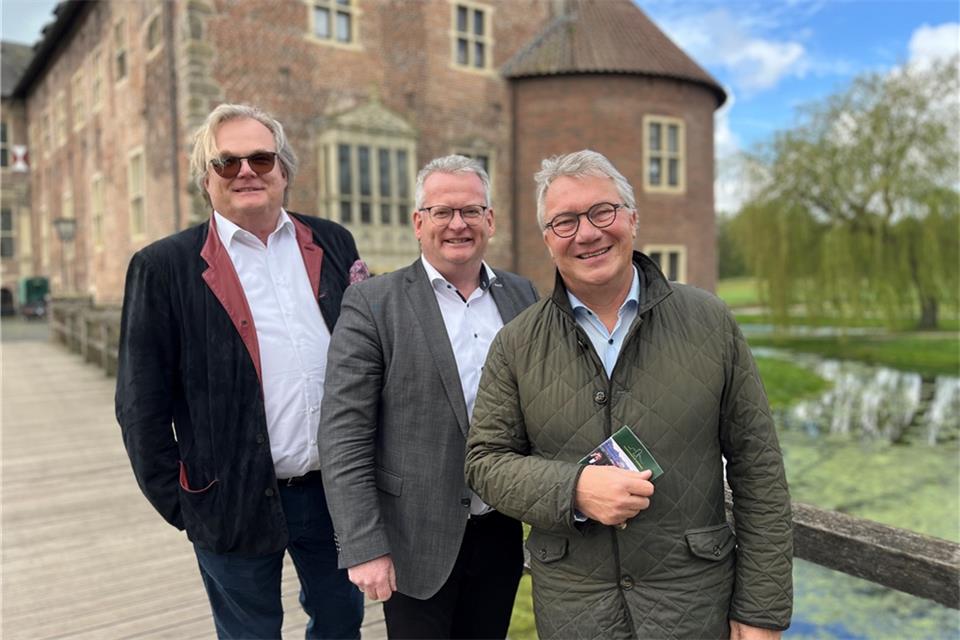 Dirk Klapsing (l.) und Martin Tesing freuen sich über die Zusage von Ernst Hutter (r.) beim Festival. 