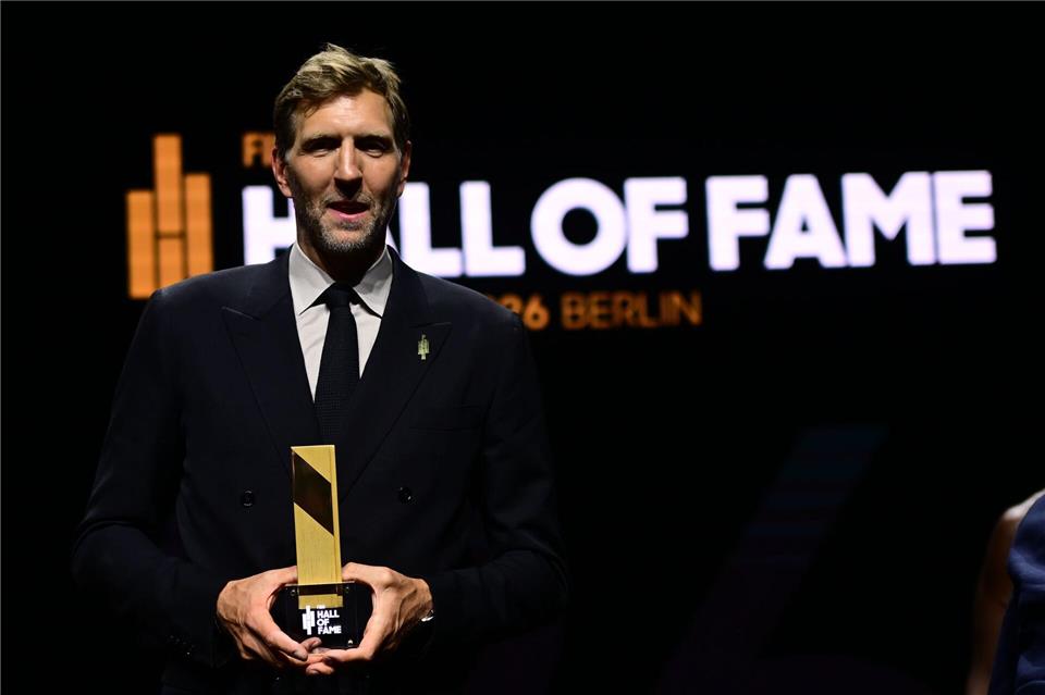 Dirk Nowitzki dankte bei seiner Ehrung in Berlin vor allem seinem Mentor Holger Geschwindner.Sebastian Gollnow/dpa