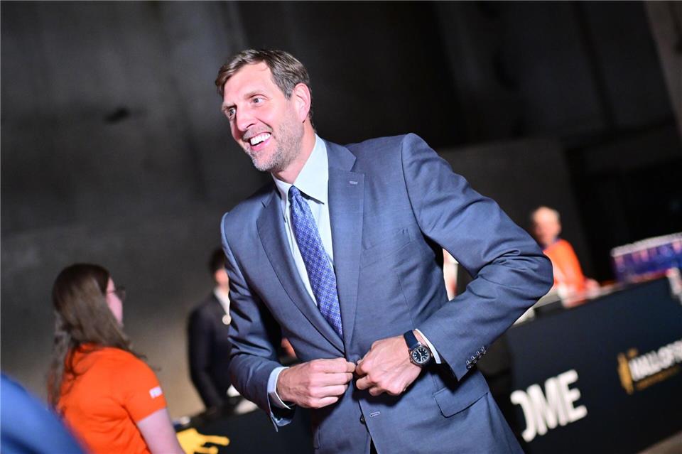 Dirk Nowitzki, ehemaliger Basketballspieler, schließt sein Jacket vor Beginn der Auslosung für die FIBA-Basketball-Weltmeisterschaft der Frauen 2026 in Berlin.Sebastian Gollnow/dpa