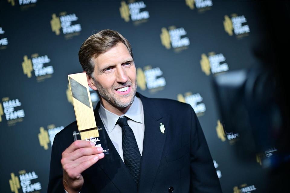 Dirk Nowitzki freute sich über seine nächste Ehrung.Sebastian Gollnow/dpa