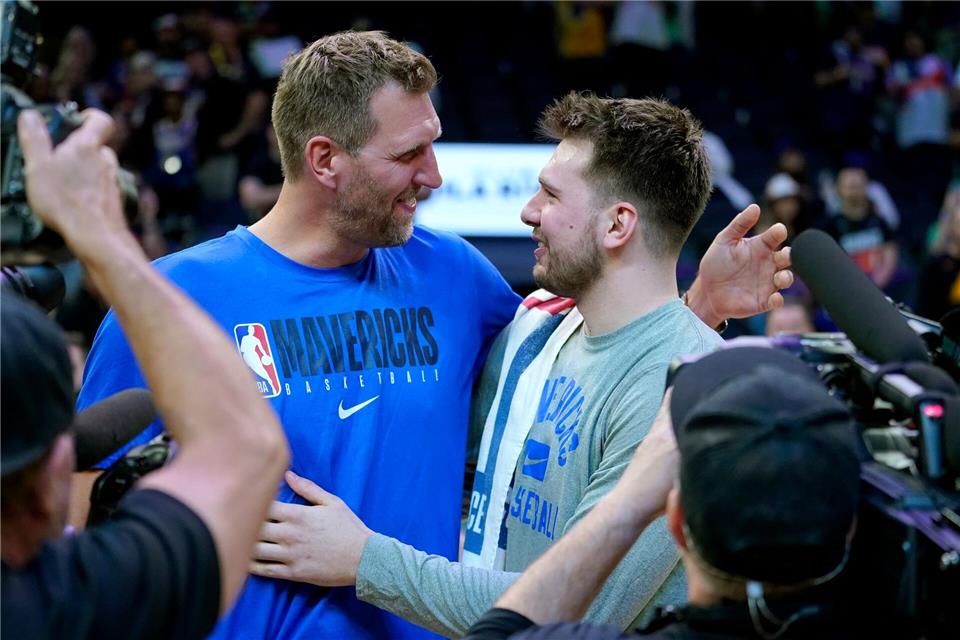 Dirk Nowitzki (l) und Luka Doncic kennen sich aus gemeinsamen Zeiten in Dallas bestens.Matt York/AP/dpa