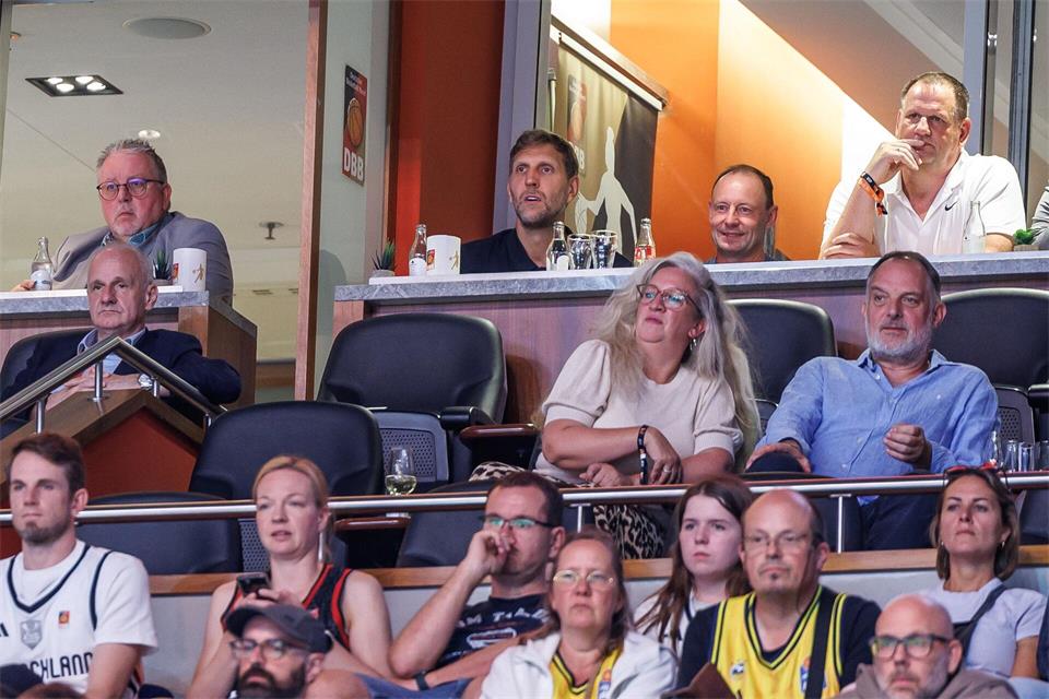 Dirk Nowitzki sah die Partie in der Loge.Andreas Gora/dpa
