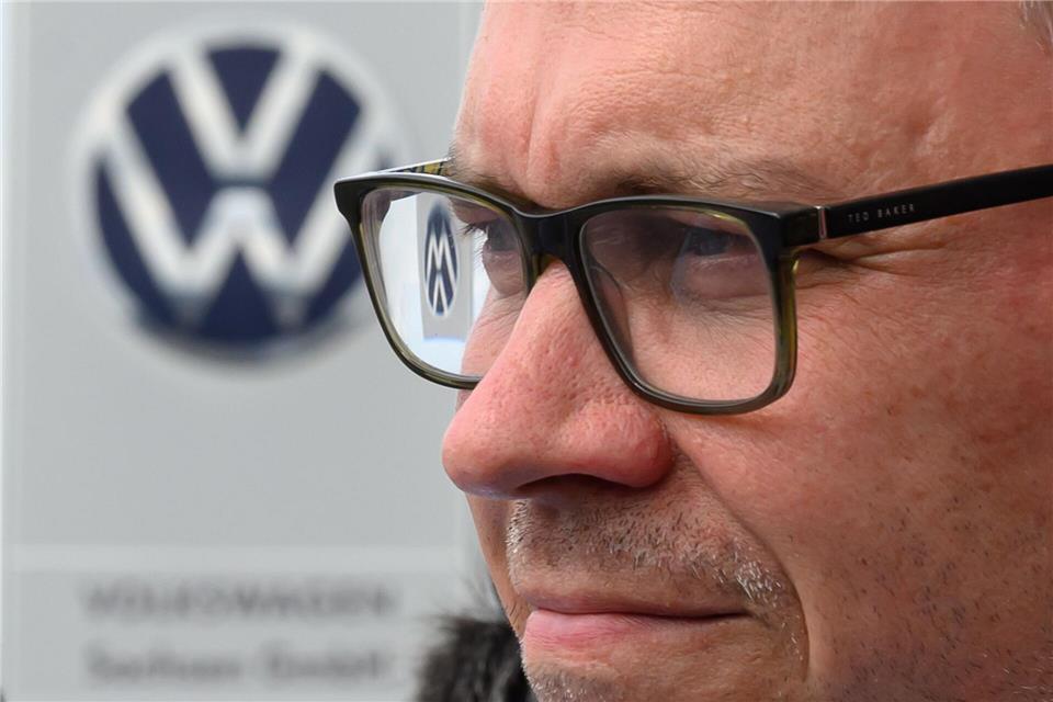 Dirk Panter (SPD), Wirtschaftsminister von Sachsen, steht vor dem Werkstor von Volkswagen in Zwickau. Hendrik Schmidt/dpa