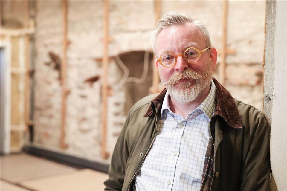 Dirk Rieger, der Bereichsleiter Archäologie und Denkmalpflege, kennt die Geschichte des historischen Gebäudes gut.Christian Charisius/dpa