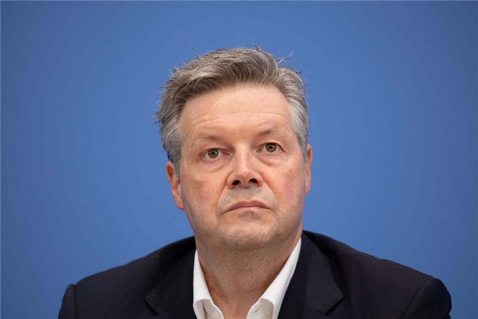 Machtkampf statt Neustart - Holpriger Wechsel an Bahn-Spitze Dirk Rompf ist im DB-Konzern bekannt, war zu Zeiten von Ronald Pofalla Chef bei DB Netz. Die Eisenbahn- und Verkehrsgewerkschaft EVG will seine Berufung zum InfraGo-Chef verhindern.Andreas Gora/dpa