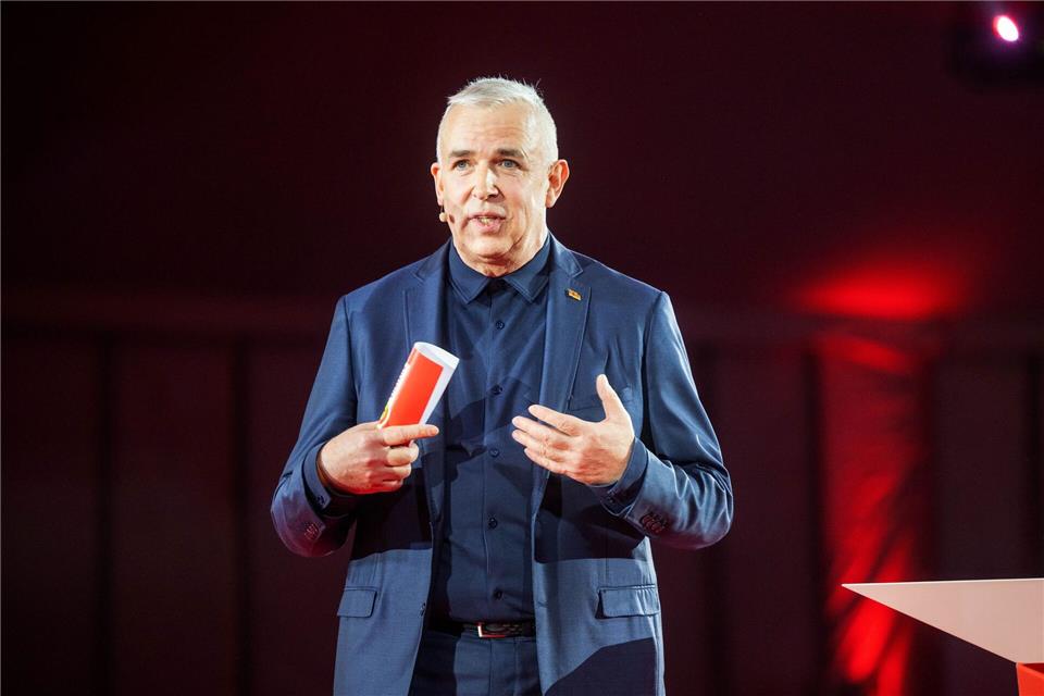 Dirk Zingler spricht bei der Feier zum 60. Geburtstag von Union Berlin. Matthias Koch/dpa