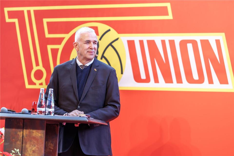 Dirk Zingler verkündet einen Überschuss im abgelaufenen Geschäftsjahr. (Archivbild)Andreas Gora/dpa