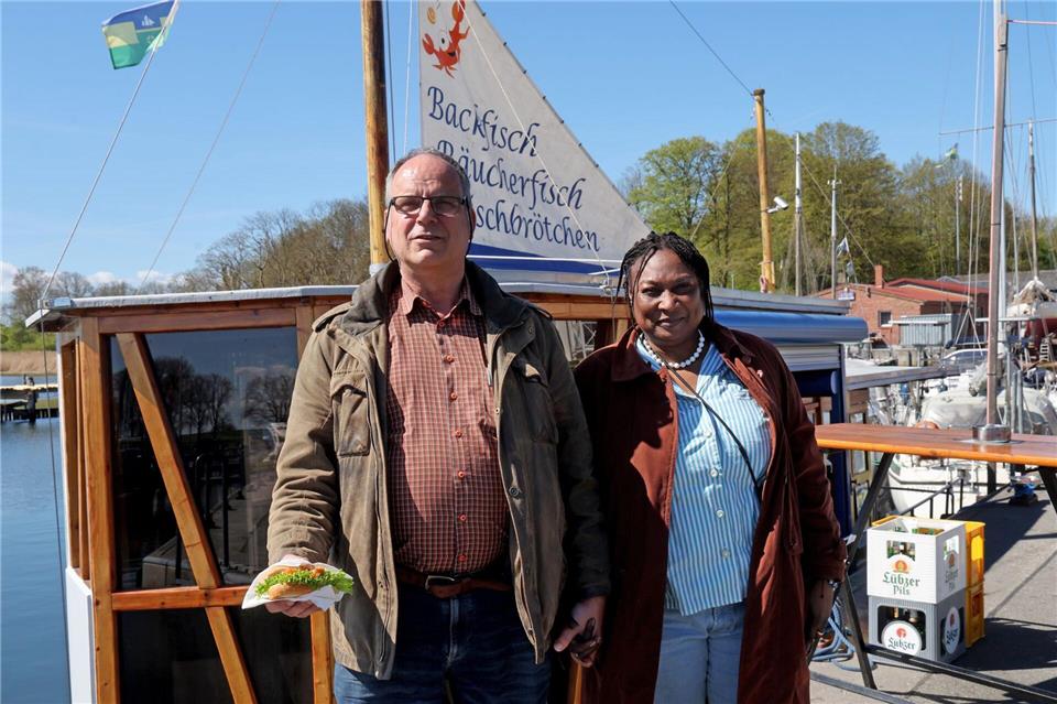 Dirk und Lydie Wagner aus Hamburg freuen sich über einen freien Parkplatz am Wasser.Bernd Wüstneck/dpa