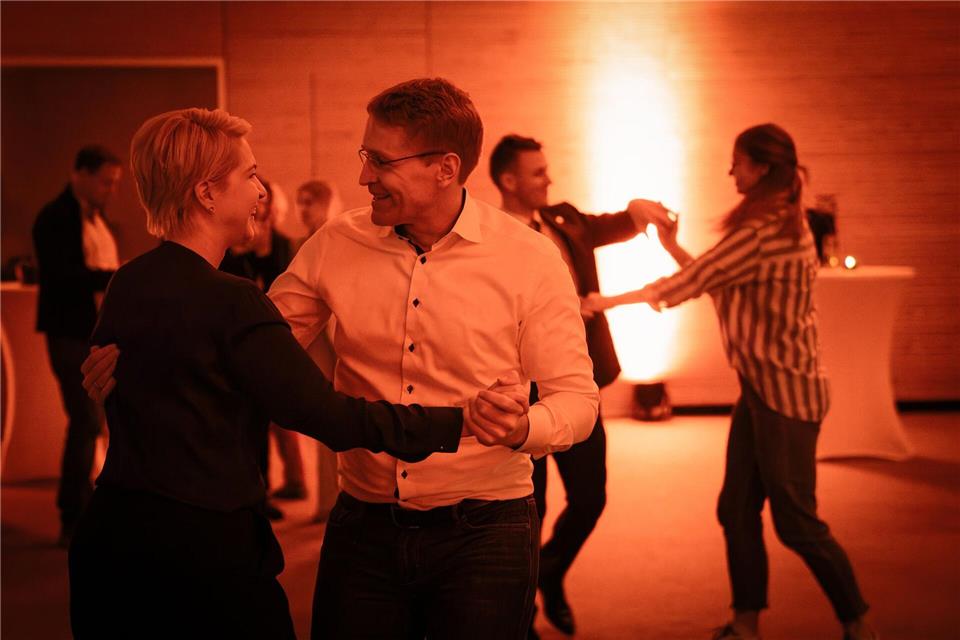 Discofox ohne Parteigrenzen: Die Ministerpräsidenten Schwesig und GüntherPatrick Kraft/Staatskanzlei SH/dpa