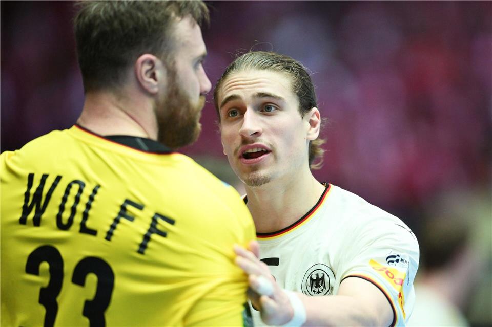 Diskussionsbedarf zwischen Andreas Wolff und Juri Knorr.Sina Schuldt/dpa