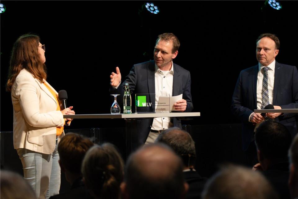 Diskutierten über die Landwirtschaft im Kreis Borken: die Ahauser Bürgermeisterin Karola Voß (links), Moderator und Chefredakteuer des Wochenblatts für Landwirtschaft & Landleben, Patrick Liste, und Landrat Dr. Kai Zwicker.