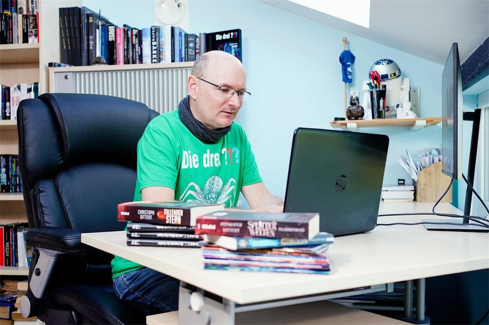Dittert schreibt nach eigenen Angaben seit etwas mehr als 1.000 Wochen für die „Perry Rhodan“-Reihe. (Archivbild)Uwe Anspach/dpa