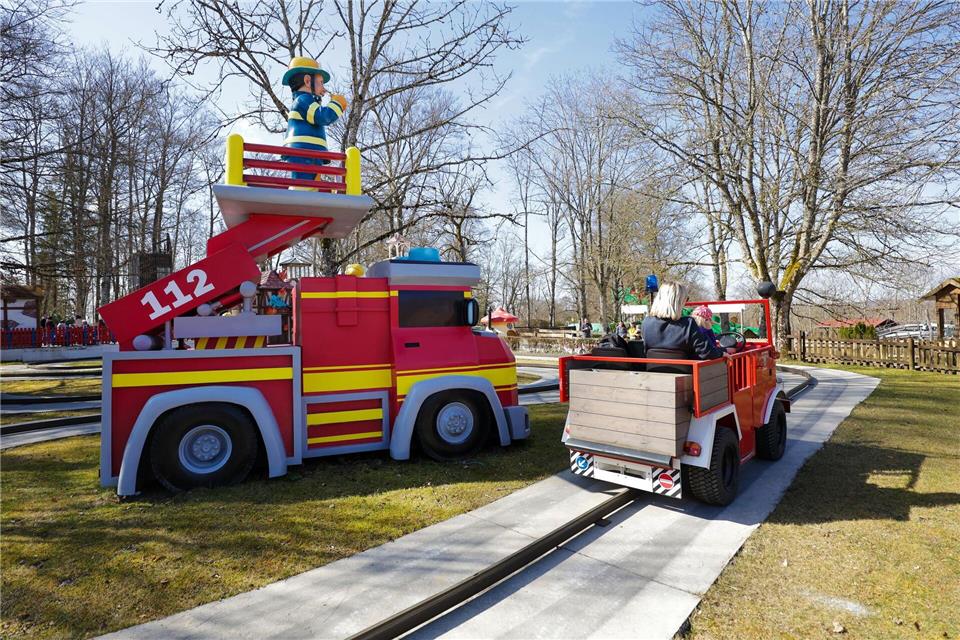 Diverse Fahrgeschäfte sollen die Besucher locken.Thomas Warnack/dpa