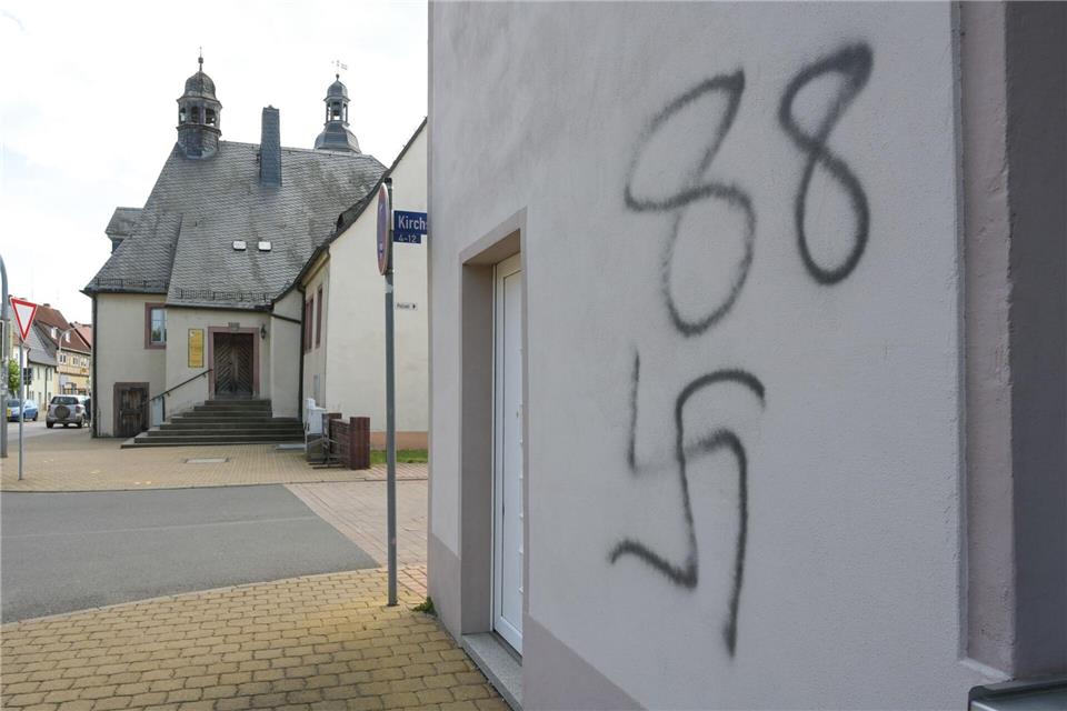 Diverse Hausfassaden in Allstedt wurden beschmiert.Heiko Rebsch/dpa