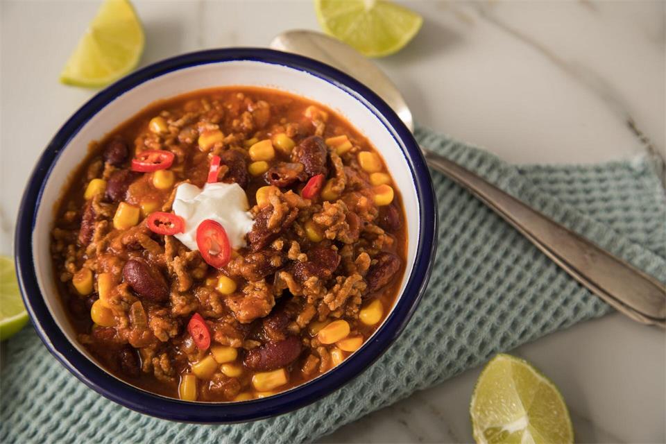 Diverse Reste von Chilisaucen sind perfekt für die nächste im Chili con oder sin Carne und sorgen darin für mehr Würze.Christin Klose/dpa-tmn