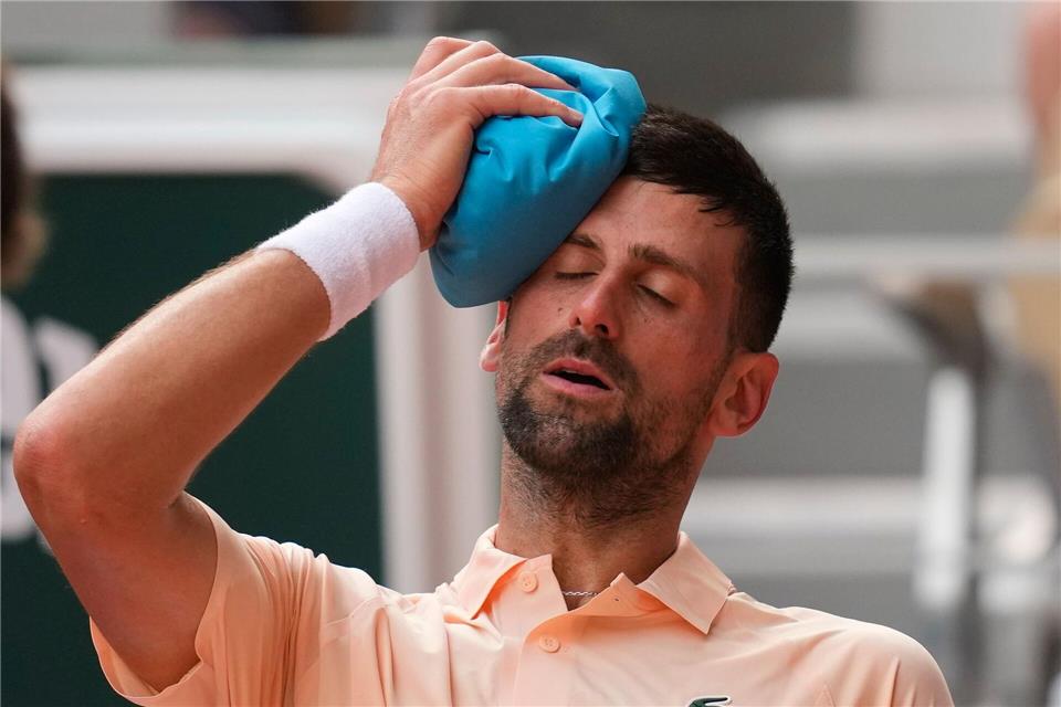 Djokovic hat mit der Hitze zu kämpfen. Christophe Ena/AP/dpa