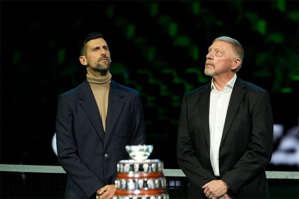 Djokovic (links) hat großen Respekt vor Boris Becker. (Archiv-Foto)Luca Bruno/AP/dpa