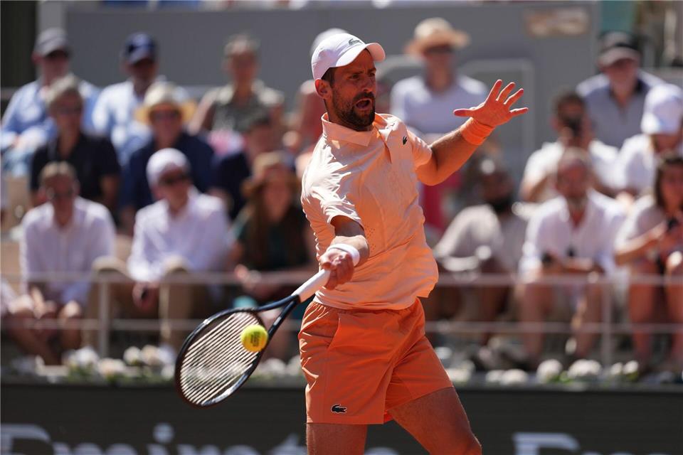 Djokovic überzeugte spielerisch beim Zweitrundensieg in Paris.Thibault Camus/AP/dpa