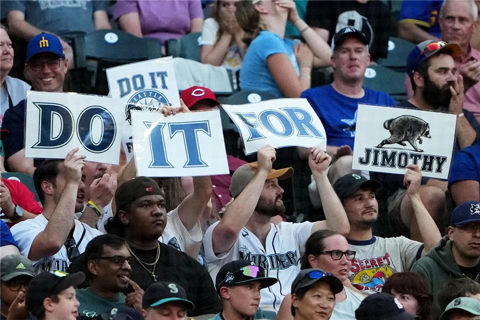 „Do it for Jimothy“: Selbst bei einem Baseballspiel der Seattle Mariners wurde der knubbelige Waschbär gefeiert.Lindsey Wasson/AP/dpa