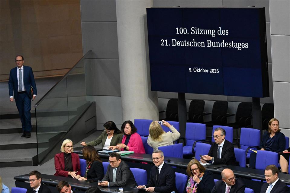 Dobrindt bei 100. Sitzung des 21. BundestagsMichael Brandt/dpa