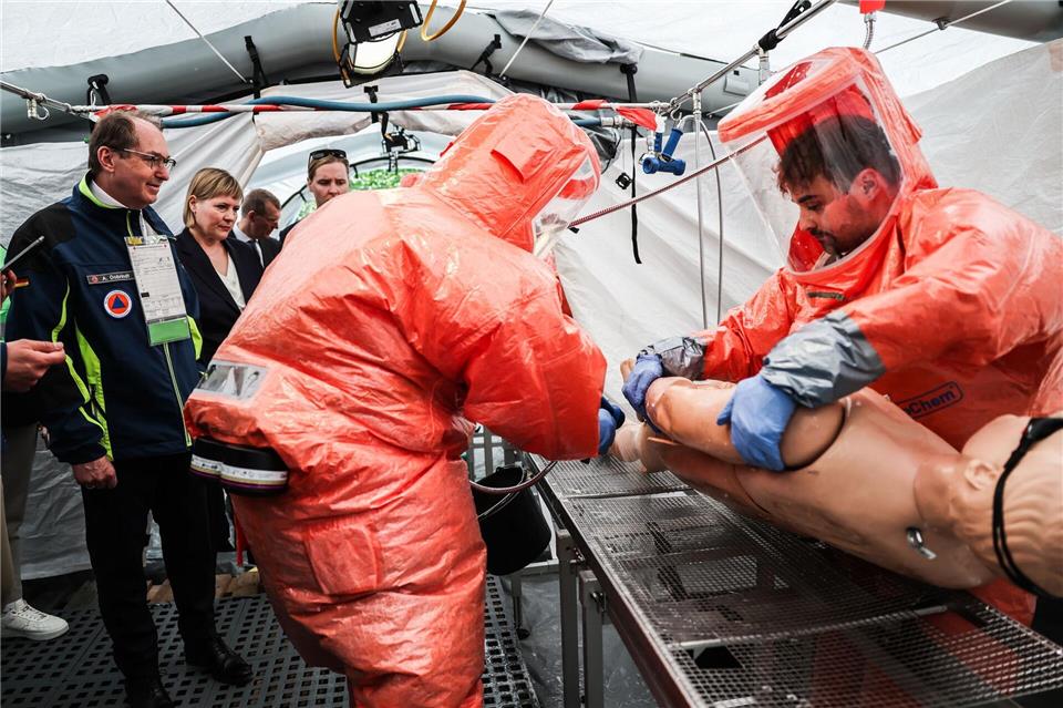 Dobrindt bekam während des Termins das Vorgehen in einer Gefahrenlage gezeigt.Oliver Berg/dpa