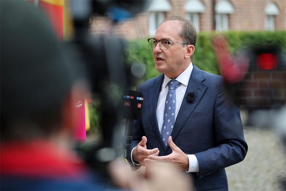 Dobrindt und seine Amtskollegen der Ostsee-Anrainerstaaten wollen auf Bedrohungen der Sicherheit reagieren.Christian Charisius/dpa