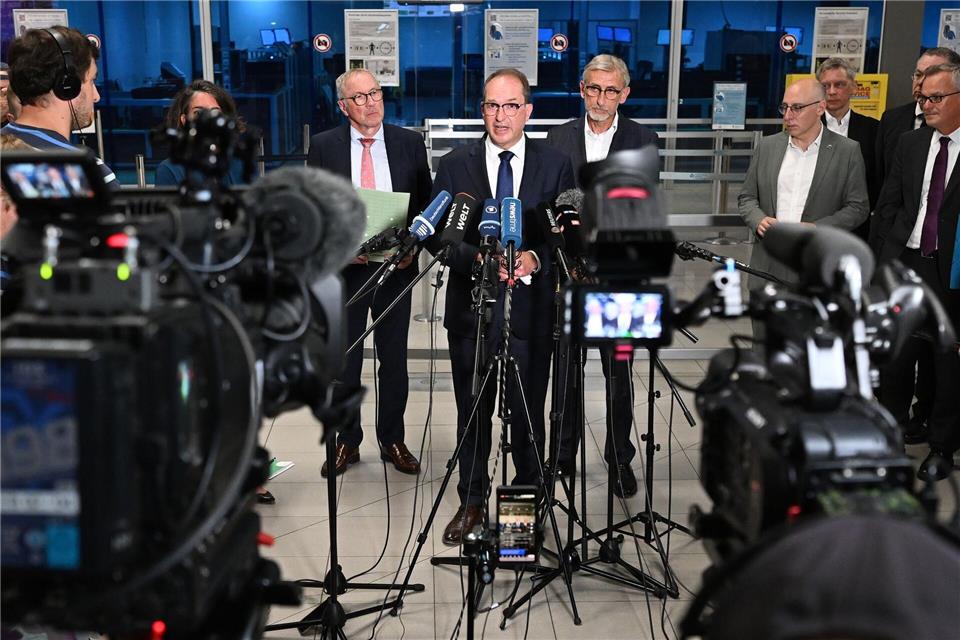 Dobrindt unterbrach seinen Urlaub für eine Lagebesprechung vor Ort. Hendrik Schmidt/dpa