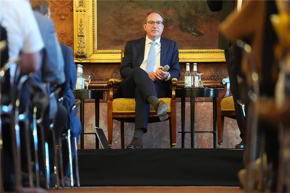 Dobrindt verteidigt die jüngste Abschiebung von ausreisepflichtigen Afghanen in ihr Heimatland gegen Kritik.Marcus Brandt/dpa