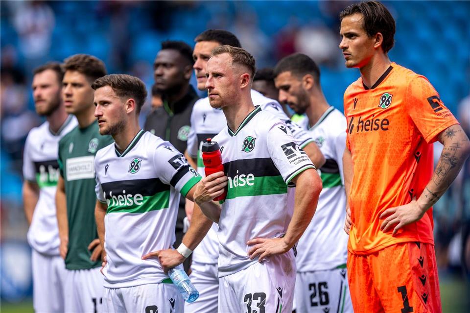 Doch auch Hannover 96 ließ erneut Punkt für den Aufstieg liegen. David Inderlied/dpa