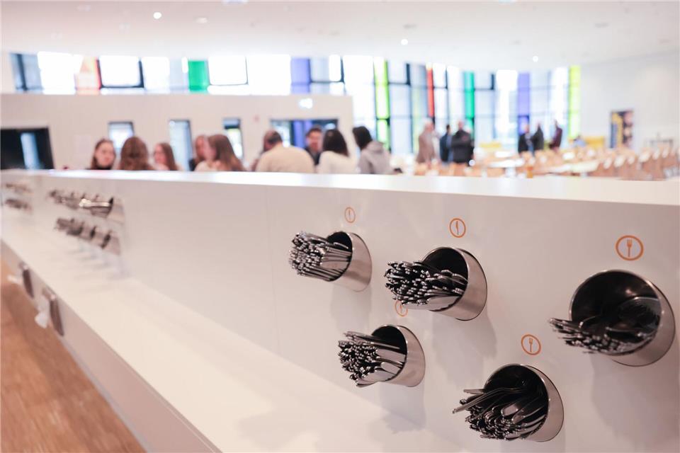 Doch gerade Besteck wird gerne auch mal mitgenommen. (Symbolbild)Christian Charisius/dpa