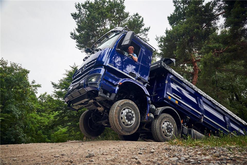 „Doch, ich muss genau hier hoch“ - und mit dem Mercedes Arocs schafft man auch solche Strecken meist.Frederik Dulay-Winkler/Daimler Truck AG/dpa-tmn