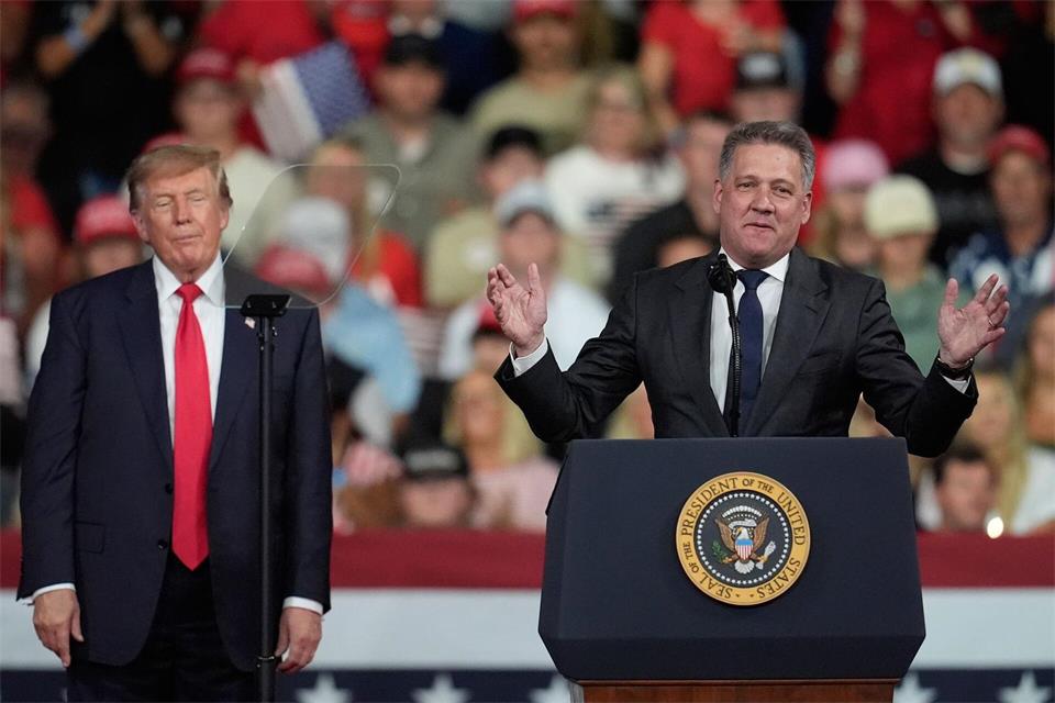 Döllner mit Trump - „weit mehr als eine Frage des schlechten Geschmacks“. (Archivbild)Mike Stewart/AP/dpa