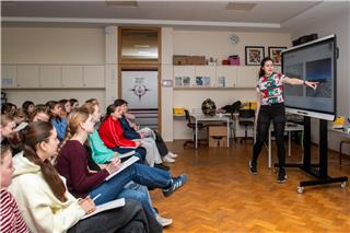 Doktorandin Berit Schlüter (r.) hat einen Vortrag zum Thema Antarktis an der Schönstätter Marienschule gegeben.